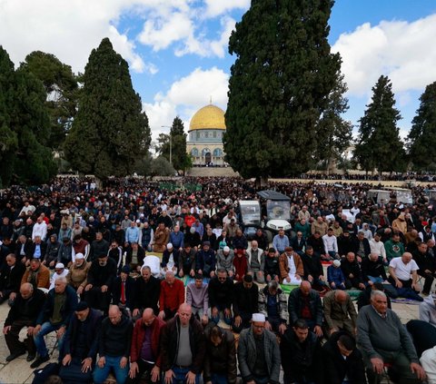 Sejumlah warga Palestina melaksanakan salat Jumat pada pekan pertama Ramadan 1445 Hijriah di Masjid Al-Aqsa, Yerusalem, Jumat (15/3/2024). Berbagai upaya pembatasan dan penjagaan ketat yang dilakukan Israel tak mampu membendung puluhan ribu warga Palestina untuk tetap melaksanakan salat Jumat di Masjid Al Aqsa. REUTERS/Ammar Awad