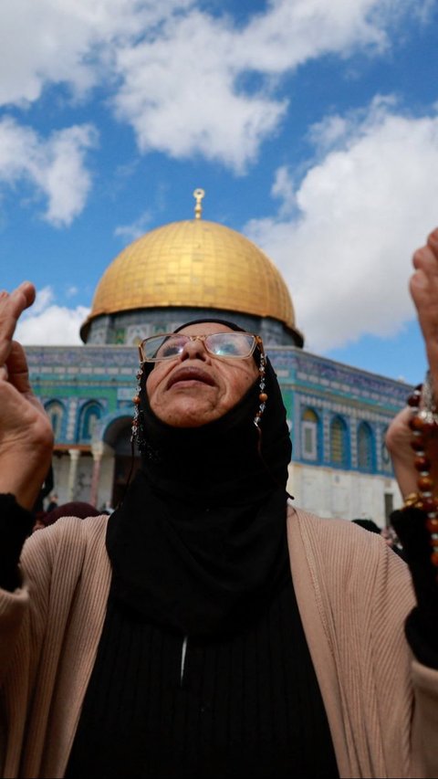 Menurut Al Jazeera, sekitar 80.000 jemaah dilaporkan berhasil mencapai Masjid Al Aqsa setelah melewati pemeriksaan dan pengawasan super ketat dari polisi Israel bersenjata lengkap. REUTERS/Ammar Awad