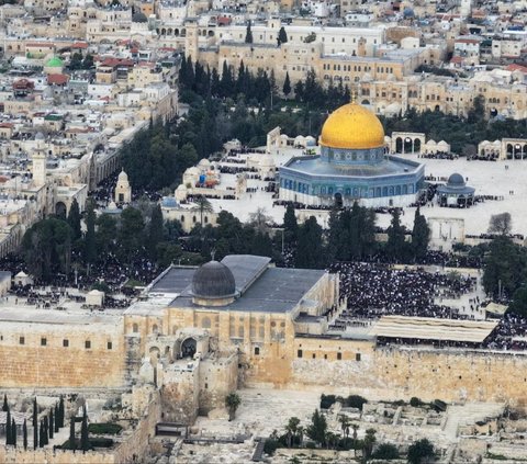 FOTO: Penampakan 80 Ribu Warga Palestina Banjiri Masjid Al Aqsa untuk Salat Jumat Pertama Ramadan