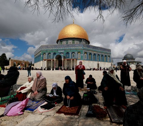 FOTO: Penampakan 80 Ribu Warga Palestina Banjiri Masjid Al Aqsa untuk Salat Jumat Pertama Ramadan