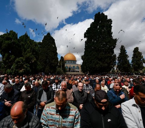 FOTO: Penampakan 80 Ribu Warga Palestina Banjiri Masjid Al Aqsa untuk Salat Jumat Pertama Ramadan