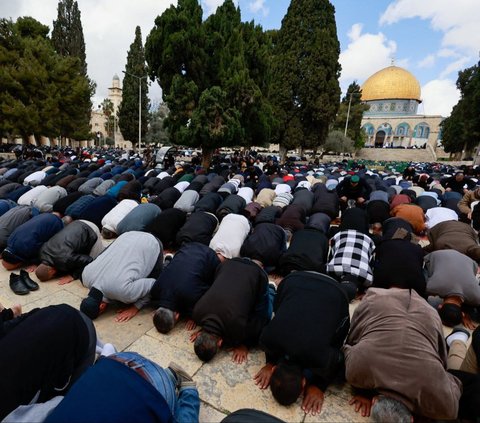 FOTO: Penampakan 80 Ribu Warga Palestina Banjiri Masjid Al Aqsa untuk Salat Jumat Pertama Ramadan