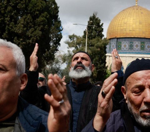 FOTO: Penampakan 80 Ribu Warga Palestina Banjiri Masjid Al Aqsa untuk Salat Jumat Pertama Ramadan