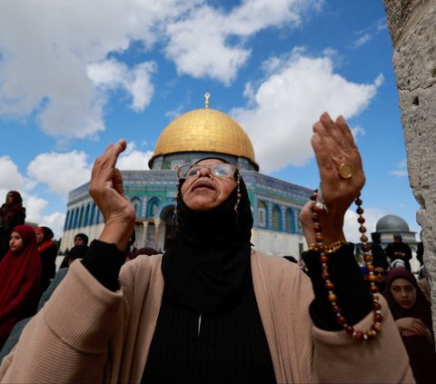 FOTO: Penampakan 80 Ribu Warga Palestina Banjiri Masjid Al Aqsa untuk Salat Jumat Pertama Ramadan