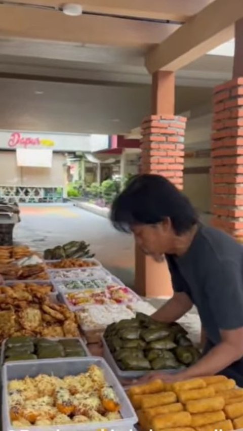 Quiet Job During Fasting, Epy Kusnandar Sells Fried Foods and Kolak