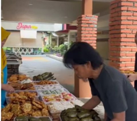 Quiet Job During Fasting, Epy Kusnandar Sells Fried Foods and Kolak