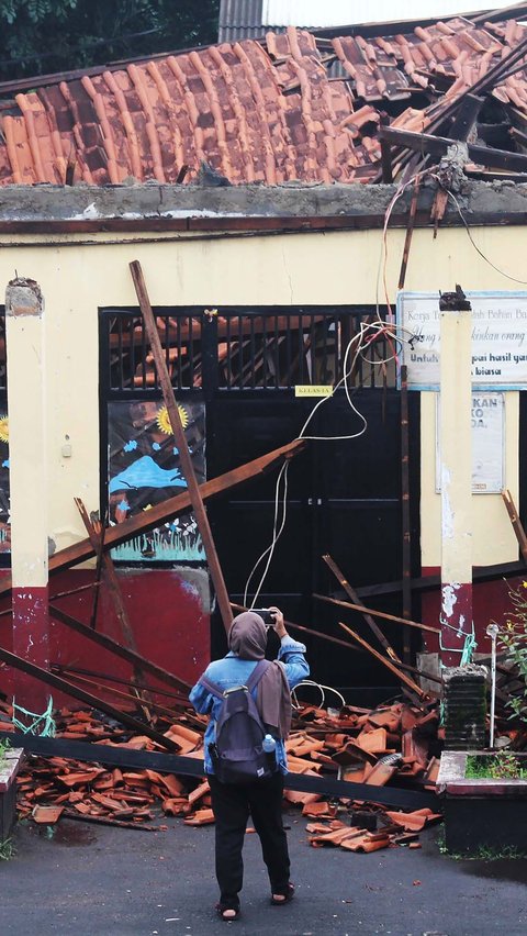 FOTO: Kondisi Bangunan SDN Kedaung Depok Ambruk Usai Diguyur Hujan Deras