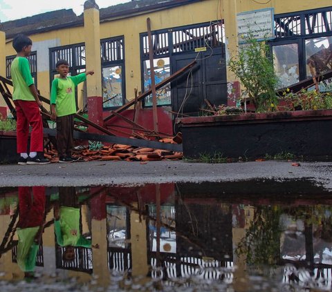 FOTO: Kondisi Bangunan SDN Kedaung Depok Ambruk Usai Diguyur Hujan Deras