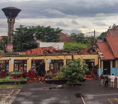 FOTO: Kondisi Bangunan SDN Kedaung Depok Ambruk Usai Diguyur Hujan Deras