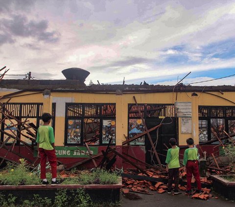 FOTO: Kondisi Bangunan SDN Kedaung Depok Ambruk Usai Diguyur Hujan Deras