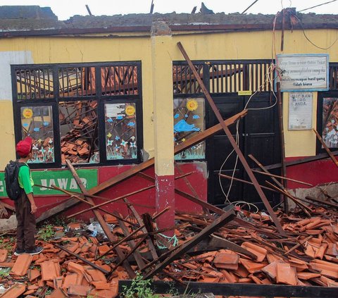 FOTO: Kondisi Bangunan SDN Kedaung Depok Ambruk Usai Diguyur Hujan Deras