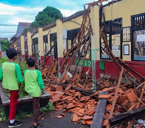 FOTO: Kondisi Bangunan SDN Kedaung Depok Ambruk Usai Diguyur Hujan Deras