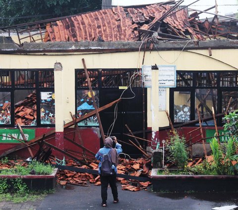 FOTO: Kondisi Bangunan SDN Kedaung Depok Ambruk Usai Diguyur Hujan Deras