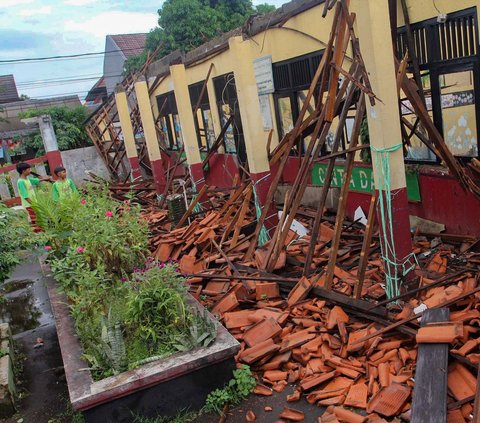 FOTO: Kondisi Bangunan SDN Kedaung Depok Ambruk Usai Diguyur Hujan Deras