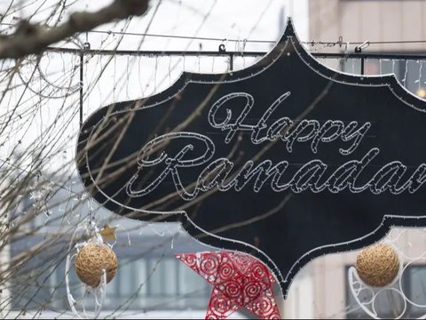 First in History! Pictures of Frankfurt City in Germany Adorn the Streets to Celebrate Ramadan