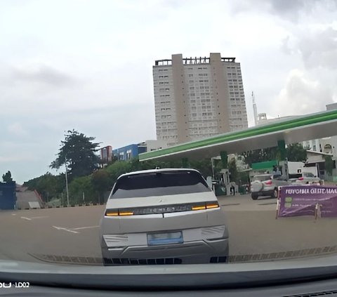 Seorang Cewek Nyetir Mobil Listrik Tapi Malah Ikut Antre Isi Bensin di