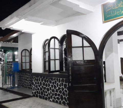 Karena arsitektur dan nilai sejarahnya yang kuat, Gubernur DKI Jakarta tahun 1993 meresmikan<br>bangunan masjid sebagai cagar budaya yang dilindungi.