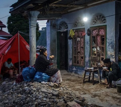 FOTO: Potret Korban Banjir Bandang Sumatera Barat Berbuka Puasa Ramadan di Dekat Reruntuhan Rumahnya