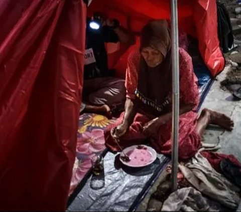 FOTO: Potret Korban Banjir Bandang Sumatera Barat Berbuka Puasa Ramadan di Dekat Reruntuhan Rumahnya