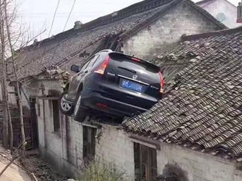 After Many Elementary School Children's Motorcycles Land on the Roof, Now Viral CR-V Car Stuck on a Resident's Roof