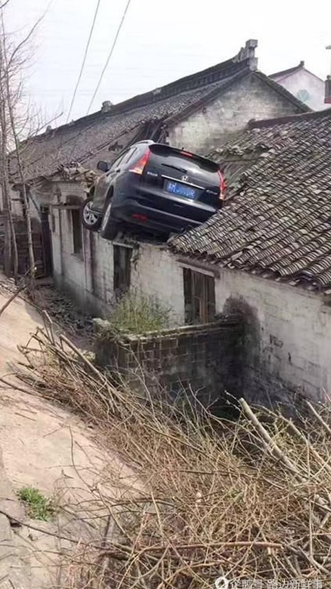 Setelah Ramai Motor Anak SD Mendarat di Atas Genting, Kini Viral Mobil CR-V Tersangkut di Atap Rumah Warga