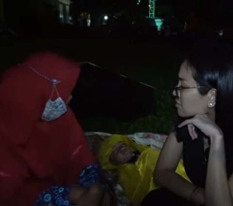 Nikita Mirzani Nangis Bertemu Ibu-ibu Temani Anaknya yang Tidur di Pinggir Jalan, Langsung Diajak Belanja