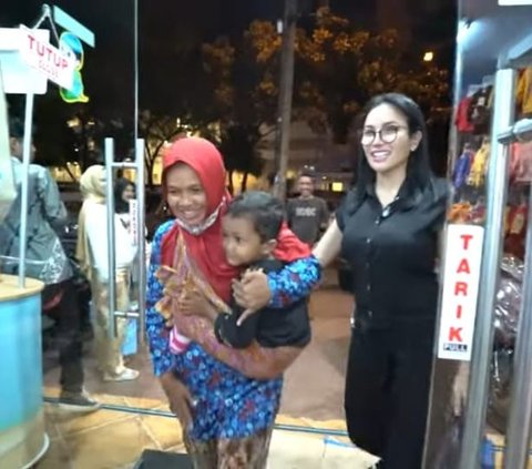 Nikita Mirzani Nangis Bertemu Ibu-ibu Temani Anaknya yang Tidur di Pinggir Jalan, Langsung Diajak Belanja