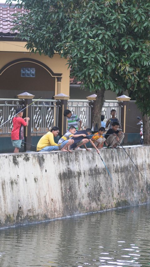 FOTO: Keseruan Warga Menanti Waktu Berbuka Puasa dengan Mancing di Situ Cicadas