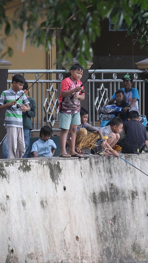 Mereka datang selepas waktu Ashar dan memancing ikan hingga menjelang adzan Maghrib. Merdeka.com/Imam Buhori