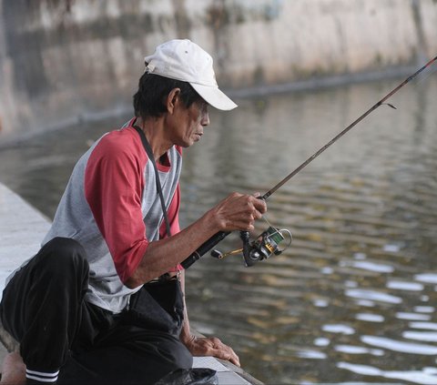 FOTO: Keseruan Warga Menanti Waktu Berbuka Puasa dengan Mancing di Situ Cicadas