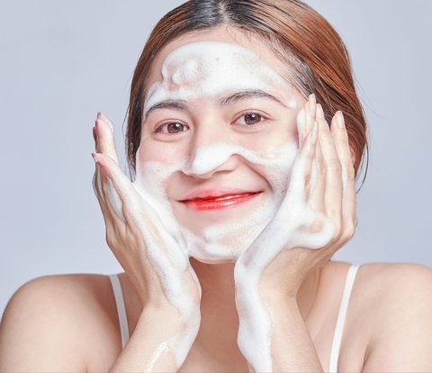 Trik Bersihkan Makeup dengan Micellar Water Tanpa Kapas