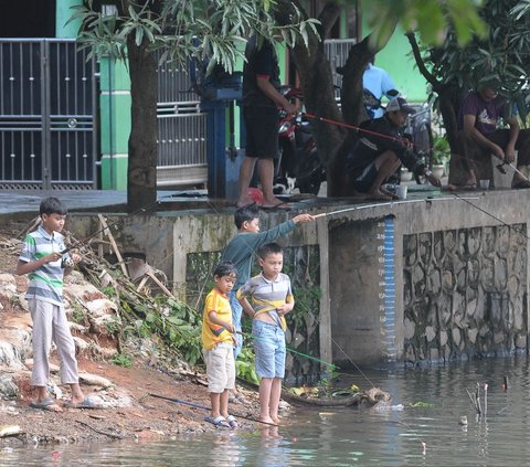 FOTO: Keseruan Warga Menanti Waktu Berbuka Puasa dengan Mancing di Situ Cicadas