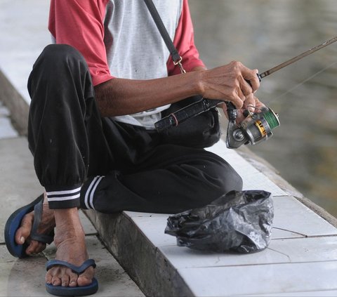 FOTO: Keseruan Warga Menanti Waktu Berbuka Puasa dengan Mancing di Situ Cicadas