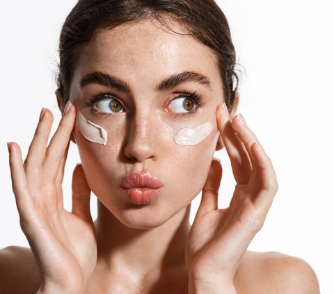 Trik Bersihkan Makeup dengan Micellar Water Tanpa Kapas