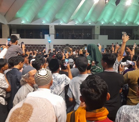 Momen Anies Baswedan Diteriaki Presiden Usai Salat Tarawih di Sumbar