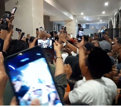 Momen Anies Baswedan Diteriaki Presiden Usai Salat Tarawih di Sumbar