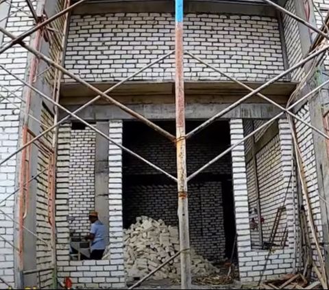 Hasil Kerja Keras di Arab Saudi, TKW Ini Bangun Rumah Mewah di Kampung Halaman Habiskan dana Rp5 Miliar