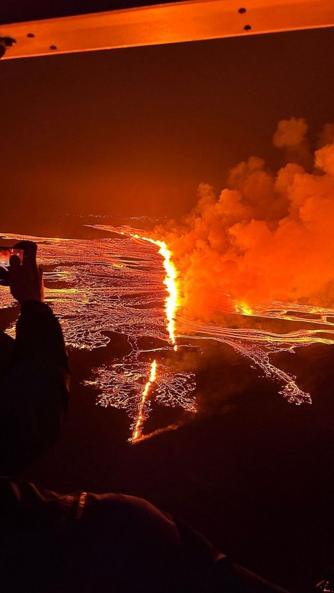 FOTO: Penampakan Letusan Keempat Gunung Berapi di Islandia Ciptakan Celah Baru, Cahaya Lava Bikin Langit Malam Terang Berwarna Oranye