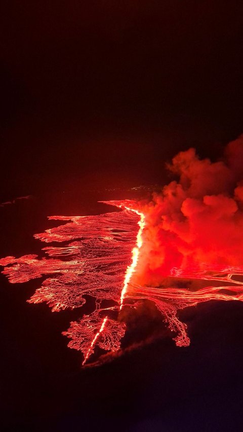 Dari pantauannya mereka menyebut letusan gunung tersebut berada titik baru di pinggiran kota Grindavik, Islandia barat. Foto: HANDOUT / Icelandic Coast Guard / AFP<br>