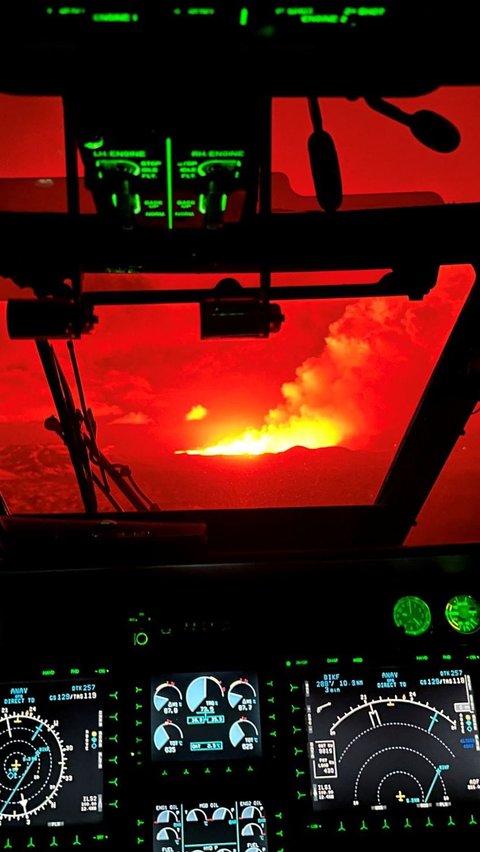 Pihak berwenang yang menangani kebencanaan di Islandia telah mengirimkan helikopter untuk melihat lokasi celah baru tersebut. Foto: HANDOUT / Icelandic Coast Guard / AFP