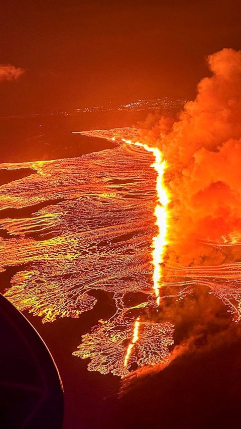 Dari pantauan udara itu terlihat aliran lava yang membara dan bercahaya menerangi daratan. Foto: HANDOUT / Icelandic Coast Guard / AFP <br>