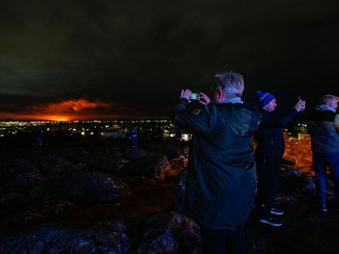 FOTO: Penampakan Letusan Keempat Gunung Berapi di Islandia Ciptakan Celah Baru, Cahaya Lava Bikin Langit Malam Terang Berwarna Oranye