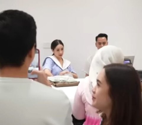 10 Potret Nagita Slavina Jadi Kasir di Toko Bajunya, Sibuk Layani Pembeli dan Kaget Ada yang Belanja Hingga Jutaan