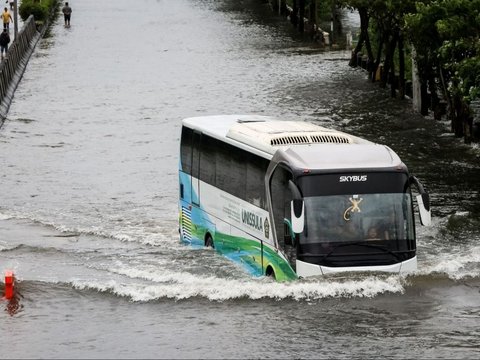 FOTO: Kondisi Banjir Menerjang Jawa Tengah Meluas Lumpuhkan Lalu Lintas Demak-Semarang hingga Jawa Timur