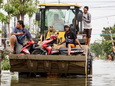 FOTO: Kondisi Banjir Menerjang Jawa Tengah Meluas Lumpuhkan Lalu Lintas Demak-Semarang hingga Jawa Timur