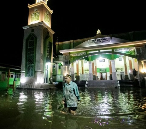 Banjir yang disebabkan hujan lebat menerjang sejumlah kota di sepanjang jalur pantai utara Pulau Jawa, dari Demak ke Semarang bahkan sampai Pasuruan. Akibat bencana ini, banyak warga yang terdampak. Banjir ini telah mengakibatkan kerugian yang besar. Foto: DEVI RAHMAN / AFP