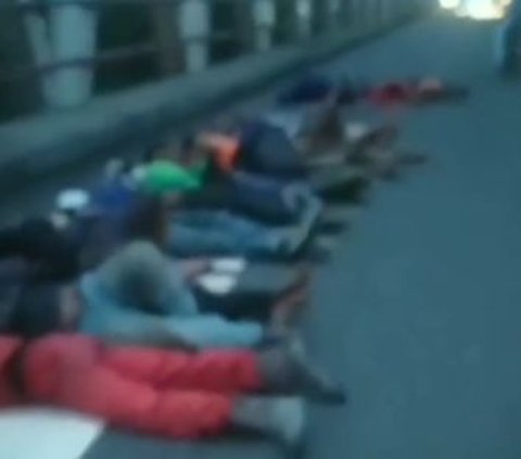 Viral Momen Pekerja Proyek Jembatan Comal Pemalang Kedapatan Tidur di Aspal, Bikin Sedih