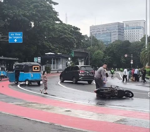 Motor Jatuh saat Mau Kabur, Dua Jambret HP Jadi Bulan-Bulan Warga di Monas