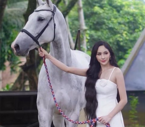 Secantik Barbie, Potret Apris Devita Istri Guntur Triyoga yang Baru Saja Dapat Hadiah Kuda dari Belanda Bernilai Fantastis