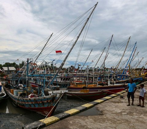 Para nelayan di perairan Indonesia diimbau untuk berhati-hati saat melaut menyusul adanya kemunculan bibit cuaca buruk yang membawa gelombang ombak yang tinggi di perairan. Foto: liputan6.com / Angga Yuniar<br>